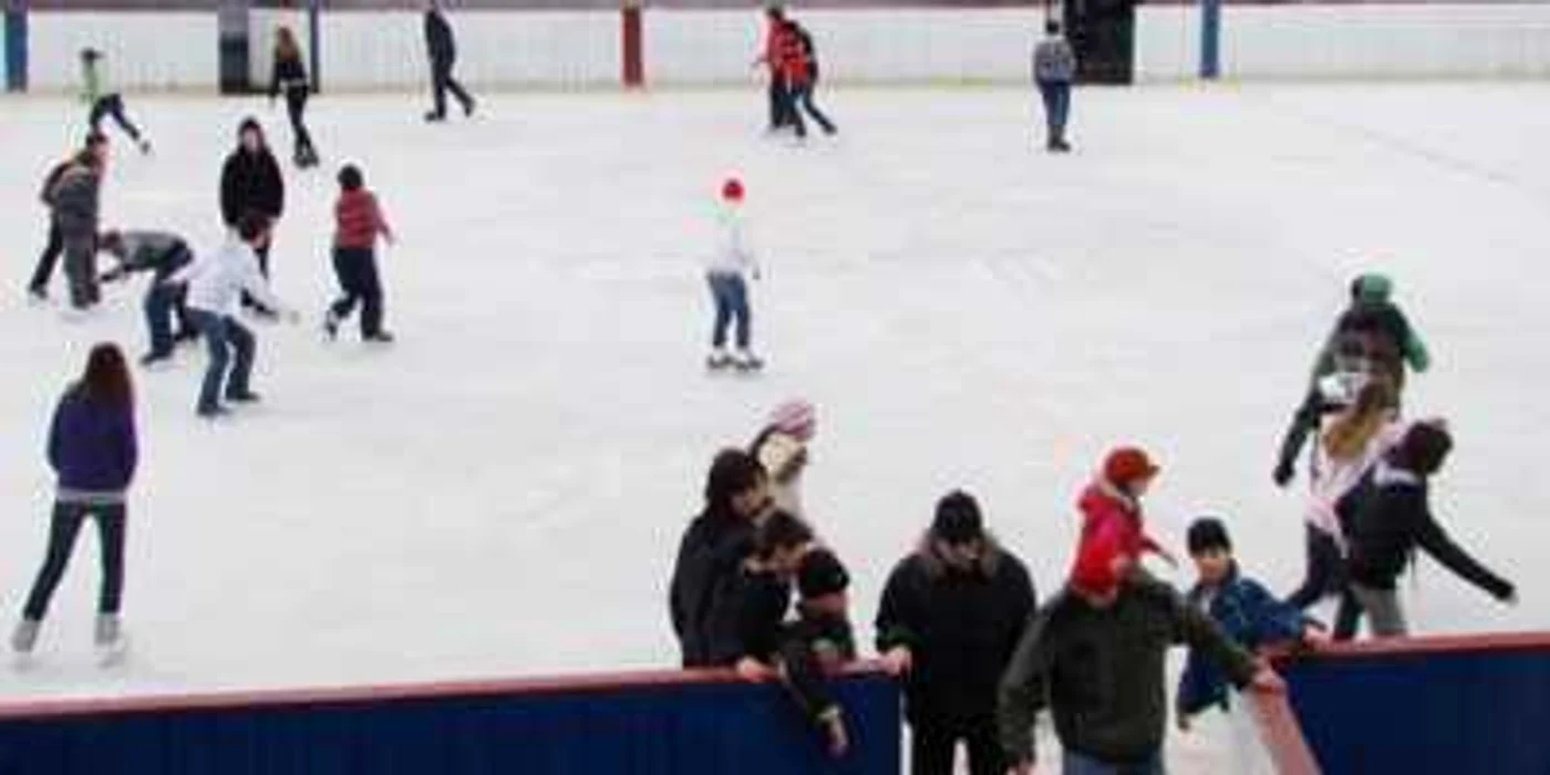 Sucevenii se pot distra pe patinoar