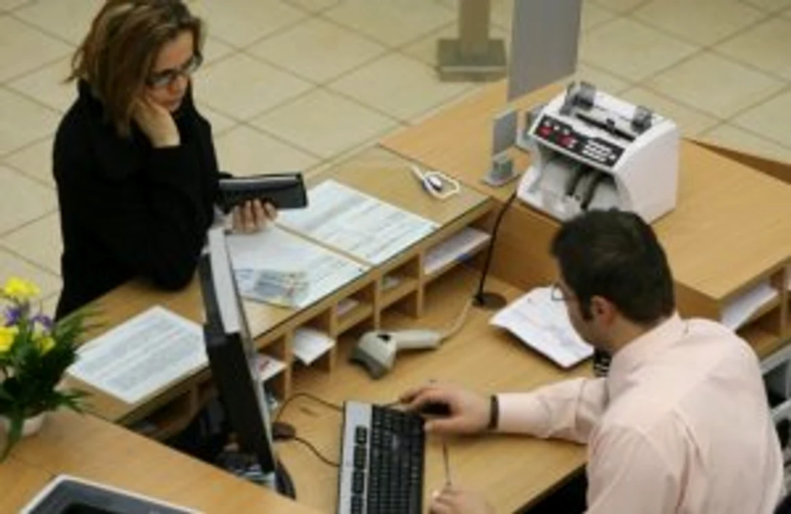 Funcționarul bancar a profitat de încrederea clientului și i-a furat banii