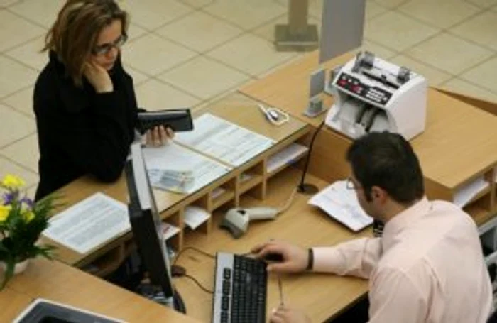 
    Funcționarul bancar a profitat de încrederea clientului și i-a furat banii  