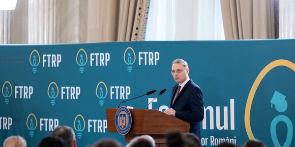 luca niculescu la Forumul Tinerilor Români de Pretutindeni FOTO FB jpg
