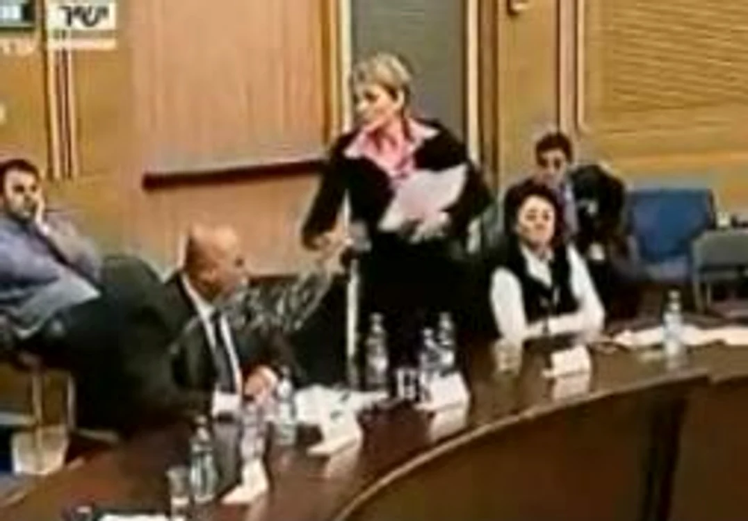 
    I-a aruncat un pahar cu apă în timpul şedinţei  