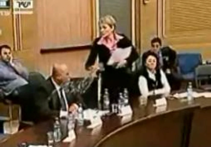 
    I-a aruncat un pahar cu apă în timpul şedinţei  