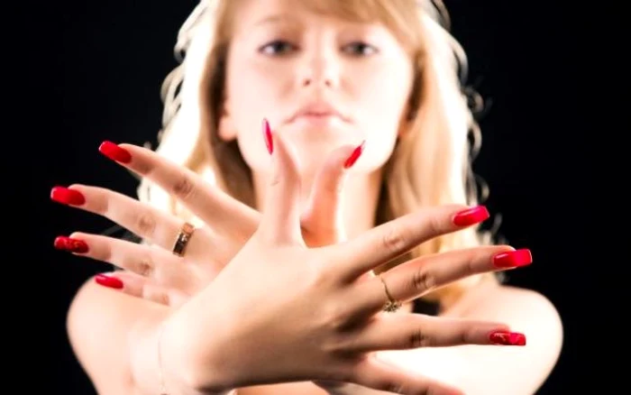 Nativelor în gemeni le stă bine cu albastru deschis pe unghiiwww.clickpentrufemei.ro