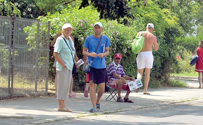 Saturn. Localnicii stau de dimineaţă până seara pe marginea șoselei, în căutare de clienţi