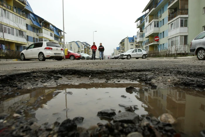 Tot mai multe gropi apar pe străzile bucureştene FOTO Marian Iliescu