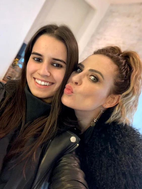 Sara, fiica Adinei Buzatu, are 22 de ani și studiază în Elveția