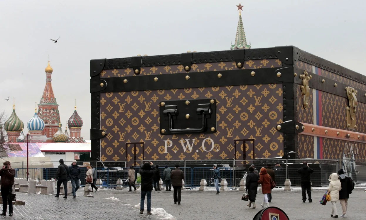 Ridicarea lângă Kremlin a unui ”monument” Louis Vuitton a provocat scandal în 2013 FOTO Reuters