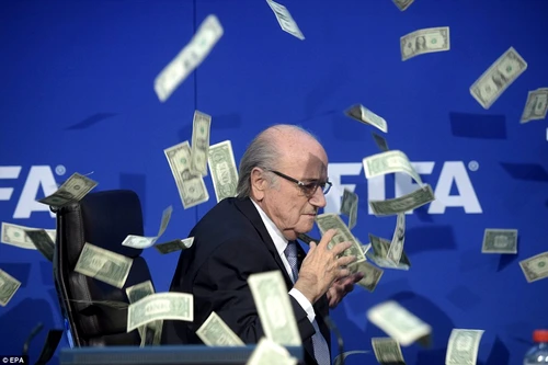 Blatter s-a umplut de bani la FIFA
