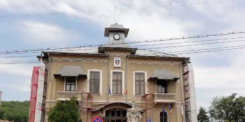 Schelele au fost ridicate zilele trecute de o parte şi de alta a sediului primăriei slătinene