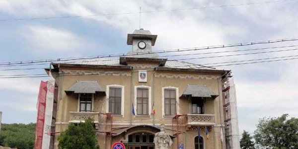 Schelele au fost ridicate zilele trecute de o parte şi de alta a sediului primăriei slătinene