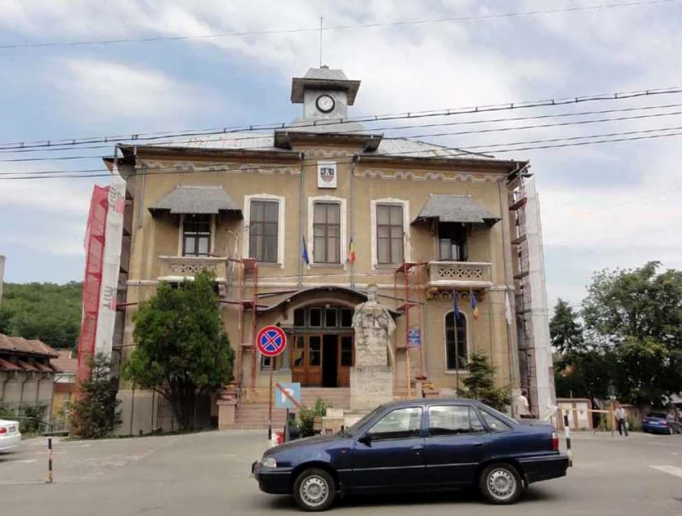 Schelele au fost ridicate zilele trecute de o parte şi de alta a sediului primăriei slătinene