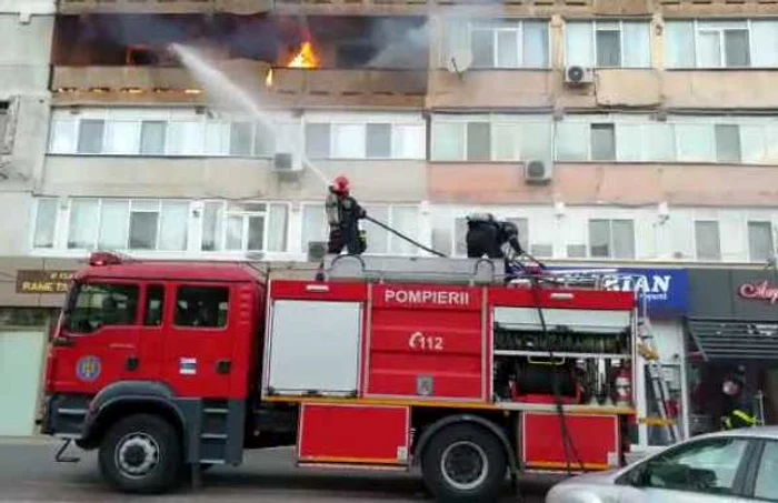 Flăcările s-au extins rapid la balconul apartamentului Foto: ISU Galaţi