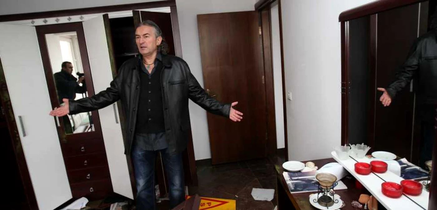Miron Cozma arată dezastrul din apartament. Foto: Florin Gheorghe 