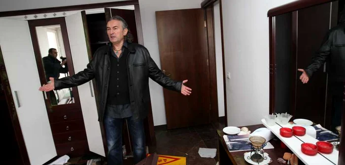 Miron Cozma arată dezastrul din apartament. Foto: Florin Gheorghe