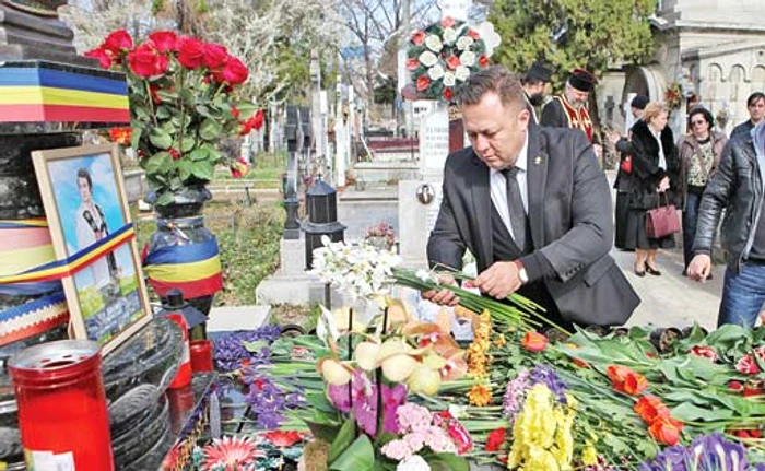 
    Slujba a fost ținută de un sobor de  preoți, în frunte cu părintele Radu Ilinoiu  