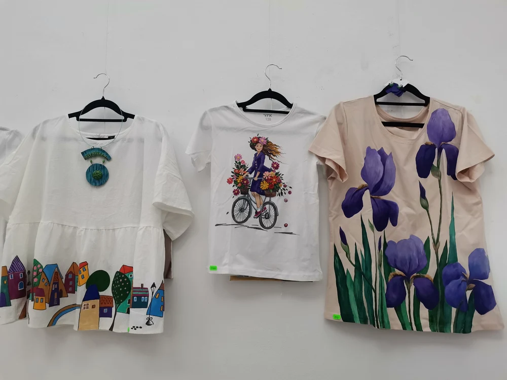 Prima expoziție de tricouri pictate a Narcisei Barbu FOTO: Alina Mitran