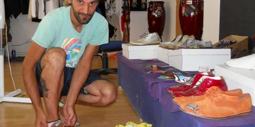 Istvan Cîmpan poartă o pereche de pantofi  pe care sunt pictate păpuşile ruseşti Matrioşka