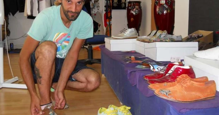 Istvan Cîmpan poartă o pereche de pantofi pe care sunt pictate păpuşile ruseşti Matrioşka