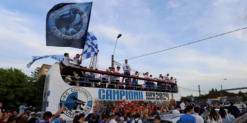 Corvinul Hunedoara aclamată de mii de oameni la prezentarea trofeului Cupa României la fotbal  Foto Daniel Guță ADEVĂRUL (300) JPG