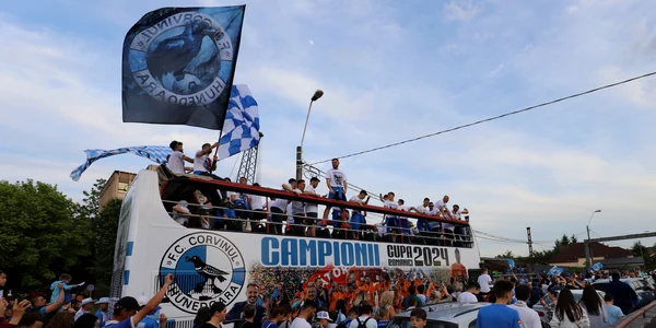 Corvinul Hunedoara aclamată de mii de oameni la prezentarea trofeului Cupa României la fotbal  Foto Daniel Guță ADEVĂRUL (300) JPG
