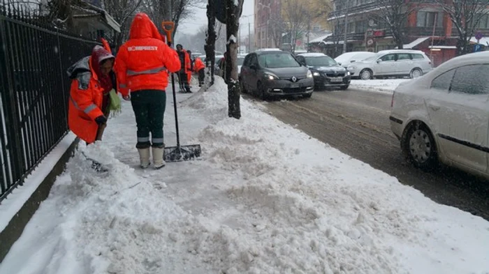 
    Primarul oraşului Bacău, Cosmin Necula, anunţă că, din cauza vântului care suflă cu putere, a fost avariată Staţia de pompare Moineşti, care asigură şi alimentarea cu apă a municipiului reşedinţă de judeţ  