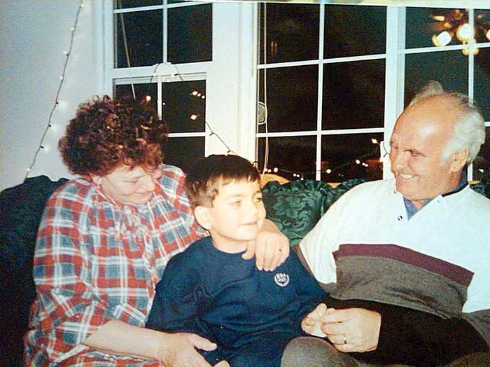 Hroniss, alături de bunicii săi