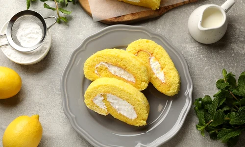 Rulada de lamaie cu frisca  Sursa foto shutterstock 2413859221 jpg