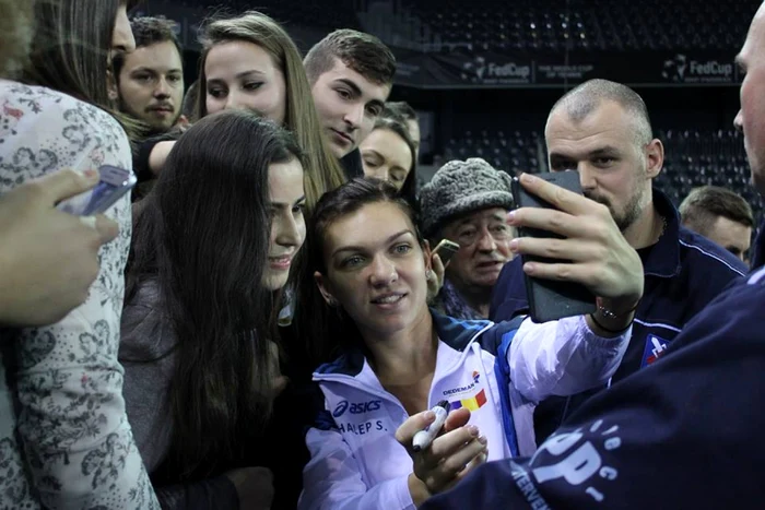 Simona Halep a fost "asaltată" de fani, pentru autografe şi fotografii.