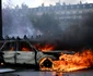 Proteste în Franța - Mașină incendiată în Piața Republicii din Paris 