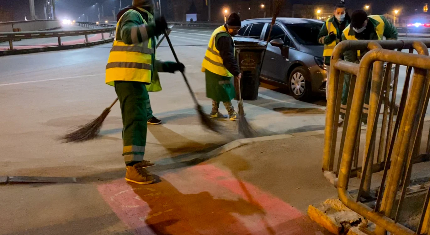 Angajaţi Salubris, pe străzile din Iaşi, joi, 4 martie FOTO Alina Batcu