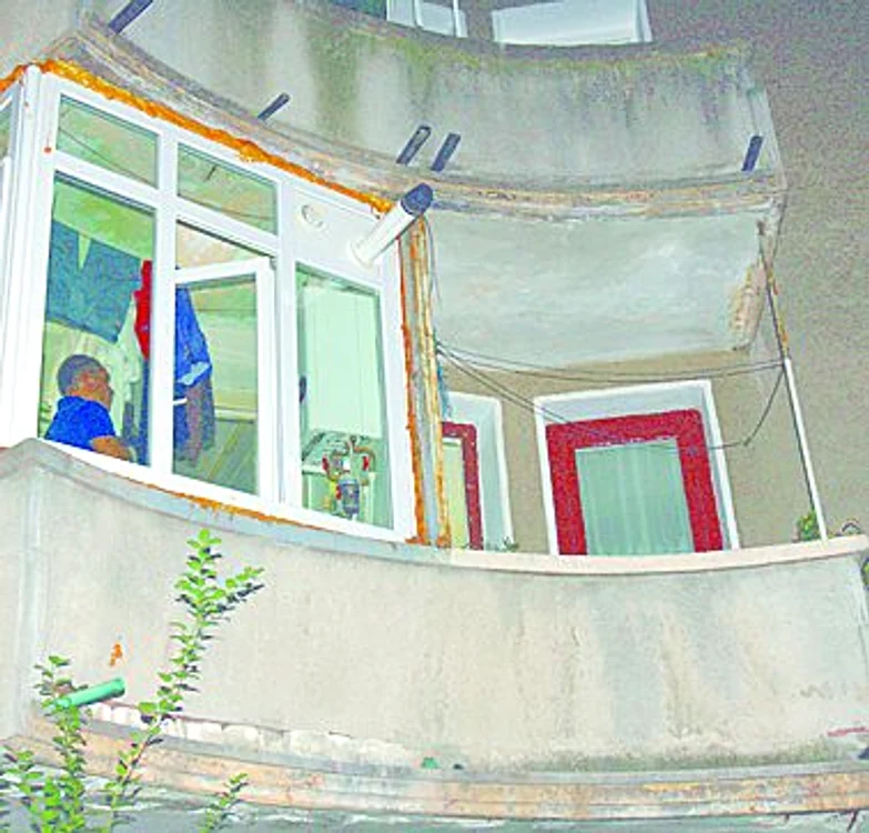 
    Acesta este balconul unde a fost descoprit cadavrul  