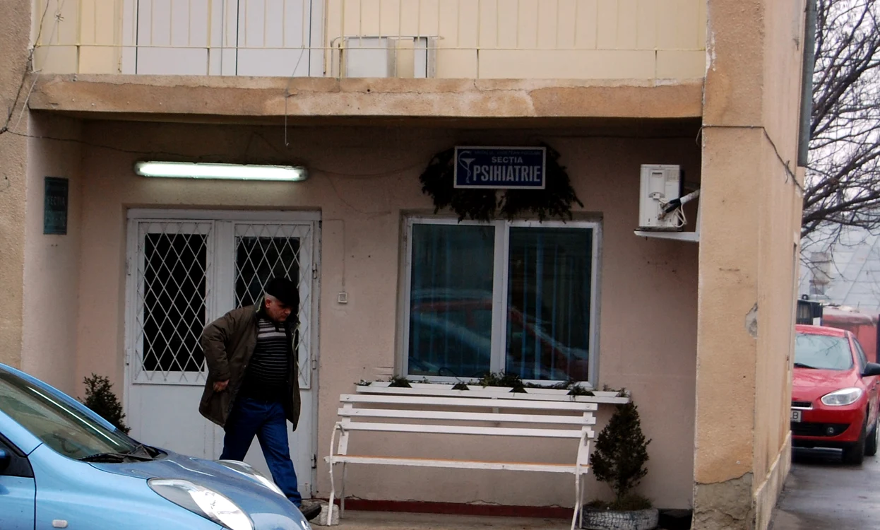 Tânărul se află în prezent internat la secţia de Psihiatrie