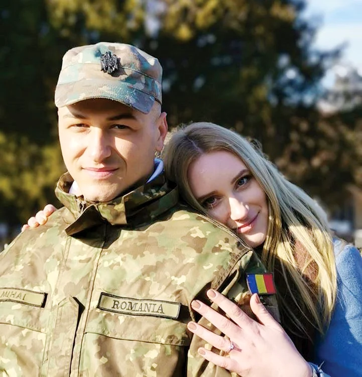 Viitorul militar, împreună cu Sara, pe care a cerut-o de nevastă