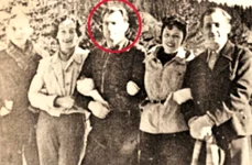 Lucreţiu Pătrăşcanu (medalion) între soţie (dreapta) şi Lena Constante (stânga) la Cabana Diham, în 1944, însoţiţi de folcloristul Harri Brauner (primul din dreapta) şi scriitorul Mihail Sebastian (primul din stânga). © Adevărul