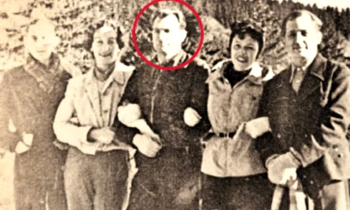 Lucreţiu Pătrăşcanu (medalion) între soţie (dreapta) şi Lena Constante (stânga) la Cabana Diham, în 1944, însoţiţi de folcloristul Harri Brauner (primul din dreapta) şi scriitorul Mihail Sebastian (primul din stânga). © Adevărul