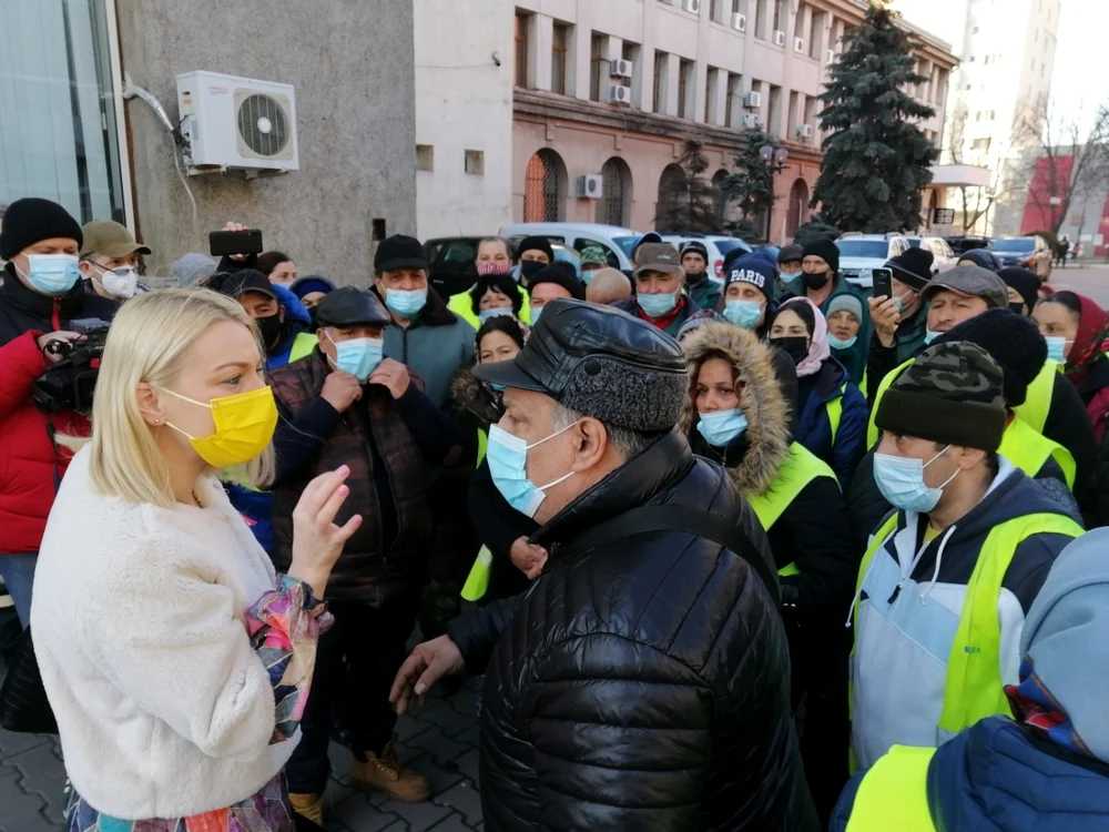 Viceprimarul Ana Maria Dimitriu  a avut un dialog cu protestatarii FOTO: Ştefan Borcea