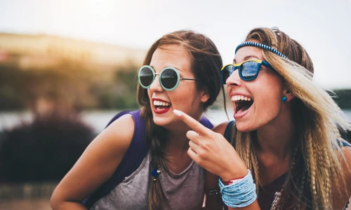 Femei cu ochelari de soare JPG