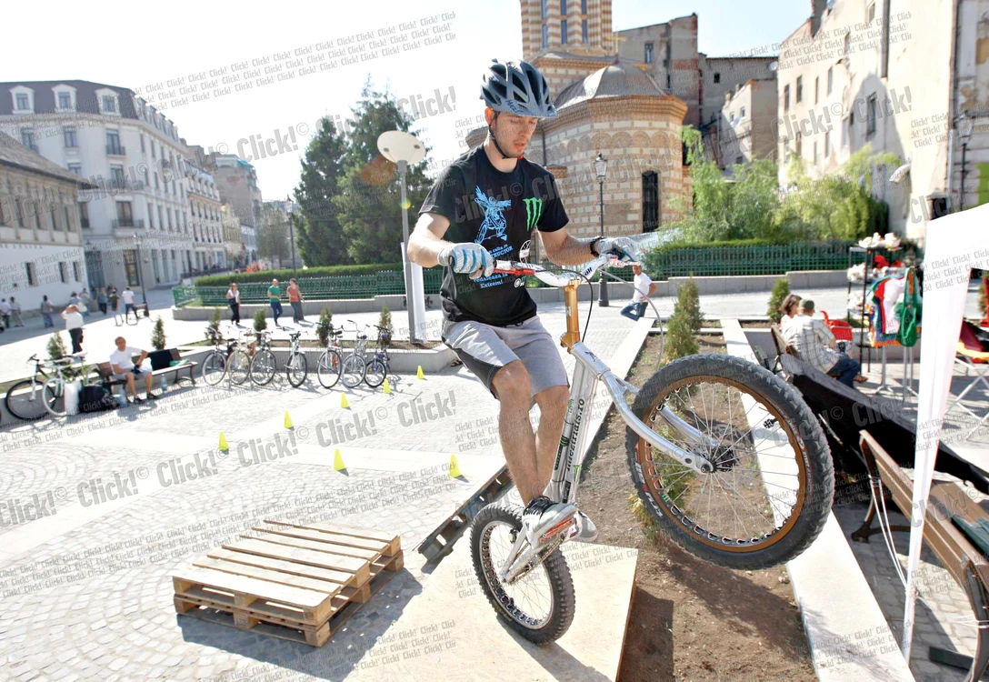 Alexandru Câlţa oferă lecţii de „trial biking”, un sport extrem care prinde tot mai mult în rândul tinerilor de azi (Fotografii: Sever Gheorghe)