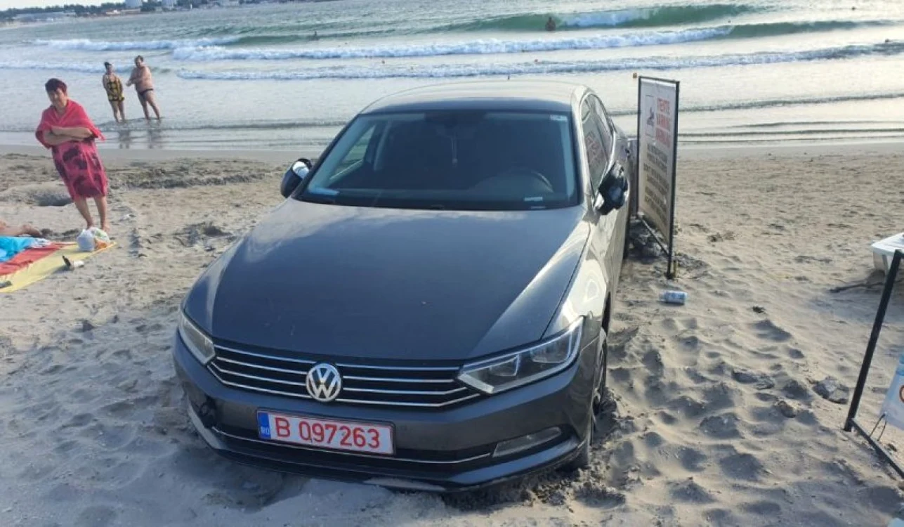 Autoturism parcat pe plajă