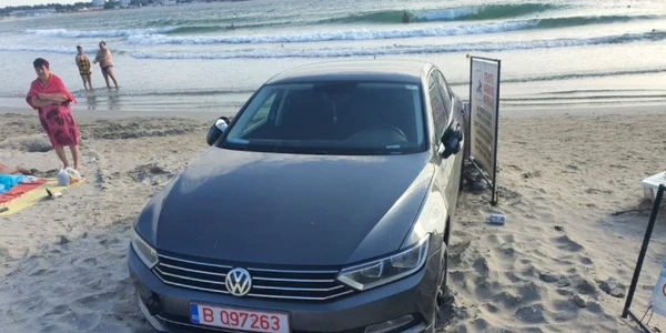 Maşina parcata pe plaja
