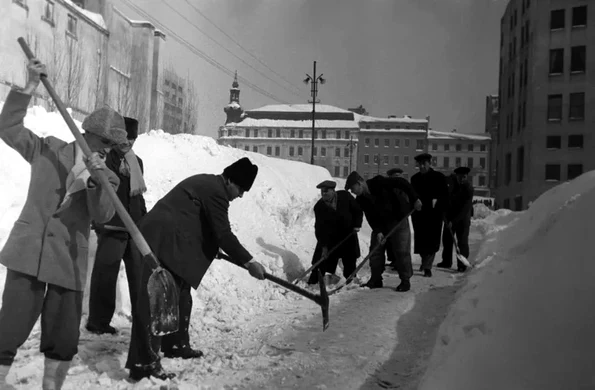 Poza 11 02 Locuitorii Capitalei luând parte la dezăpezirea orașului după ,,marele viscol” de la începutul lunii februarie 1954 jpg