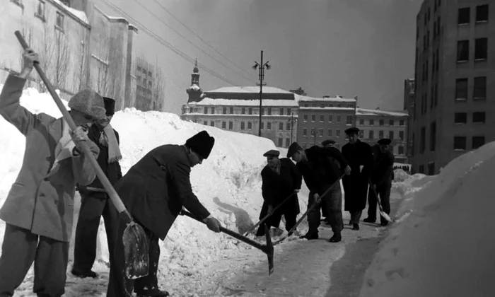 Poza 11 02  Locuitorii Capitalei luând parte la dezăpezirea orașului după ,,marele viscol” de la începutul lunii februarie 1954 jpg