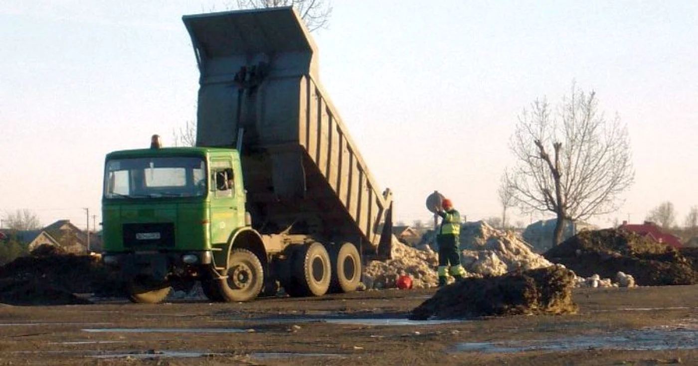 Camioanele descarcă tone de zăpadă la marginea oraşului