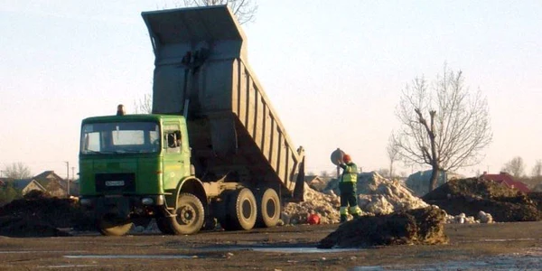 Camioanele descarcă tone de zăpadă la marginea oraşului