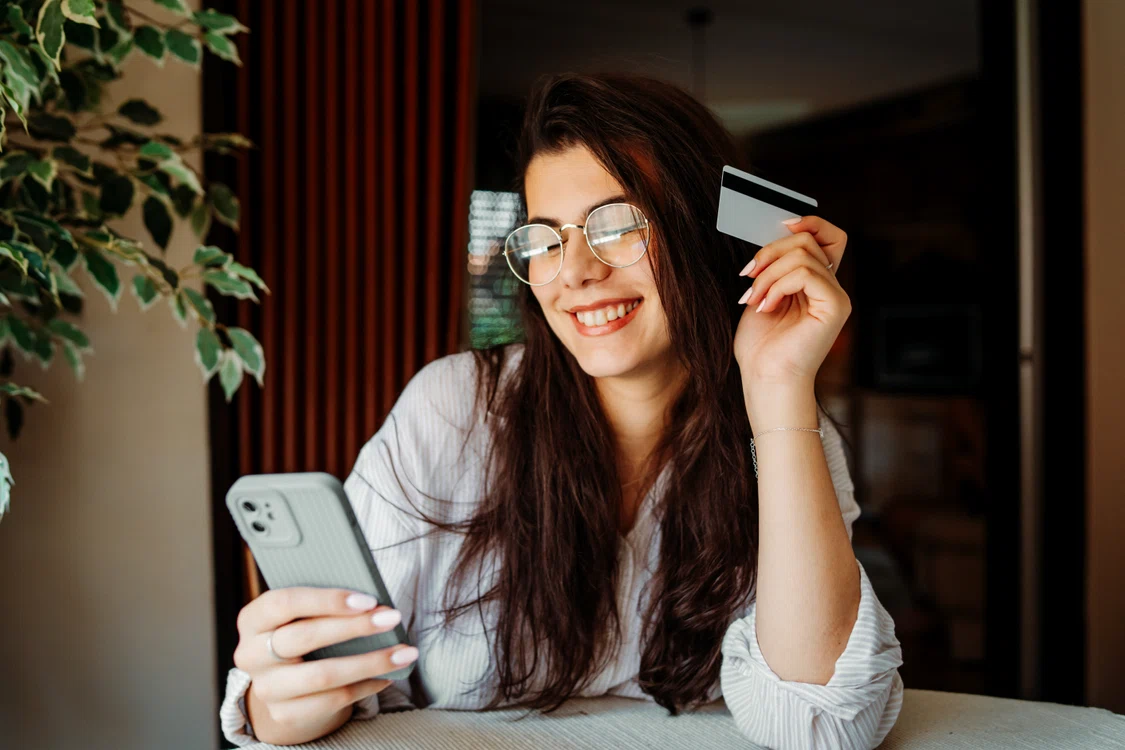 tanara cu card de credit in mana