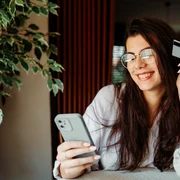 Tânără cu un card si telefon - cheltuie bani FOTO Shutterstock 