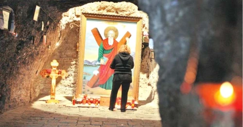 La peştera Sfântului Andrei din judeţul Constanţa se roagă anual mii de credincioşi