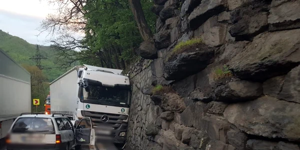 Trei victime într-un accident pe Valea Oltului în zona în care s-a prăbuşit platforma DN 7 în Vâlcea Foto Adevărul