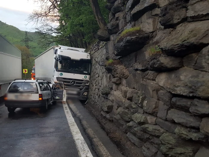 Trei victime într-un accident pe Valea Oltului în zona în care s-a prăbuşit platforma DN 7 în Vâlcea Foto Adevărul