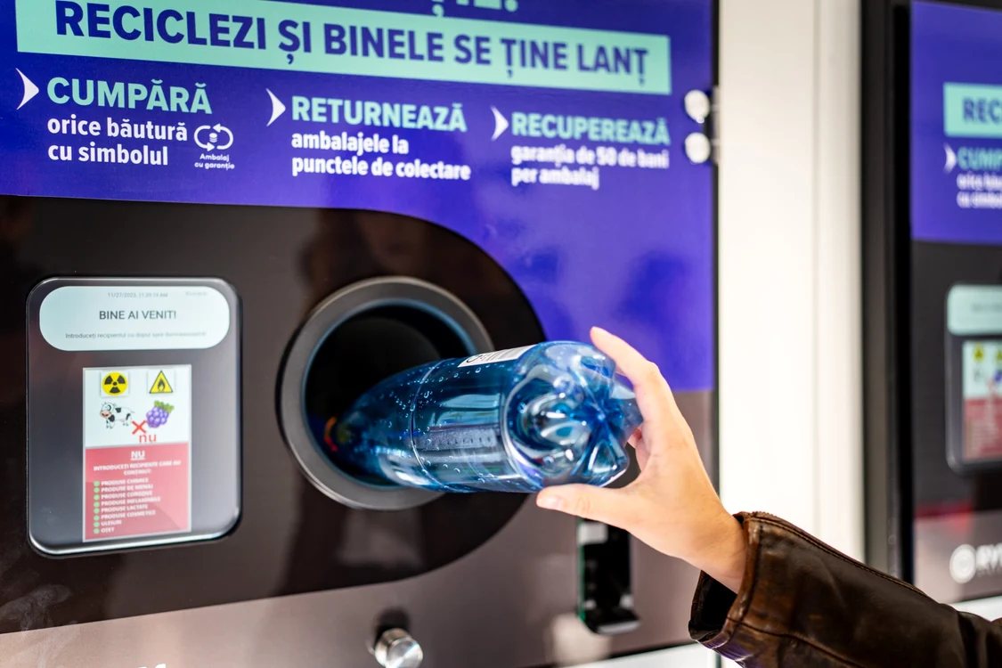Reciclarea la aparatele instalate în orașe. Foto: Arhivă. 